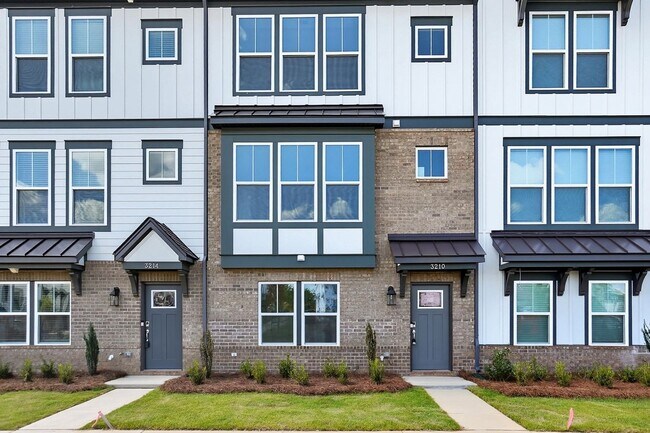 Foto del edificio - Brand-new three-story townhome in the Univ...