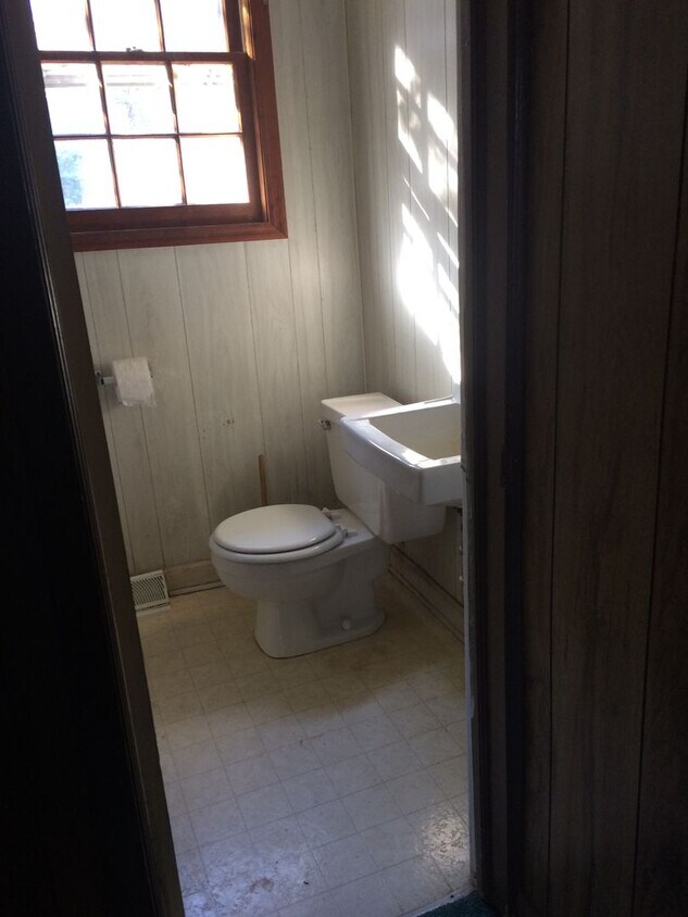 Building Photo - 2 Bed/ 1 Bath House