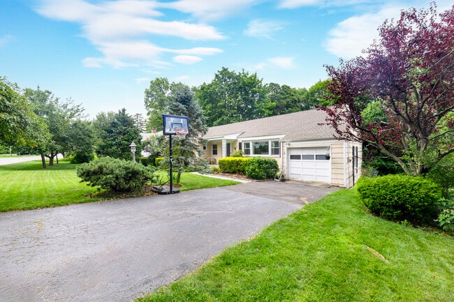 Building Photo - 74 Boxwood Dr
