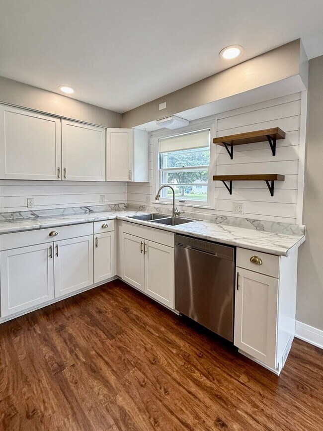 Foto del edificio - Four Bedroom Home in Kalamazoo