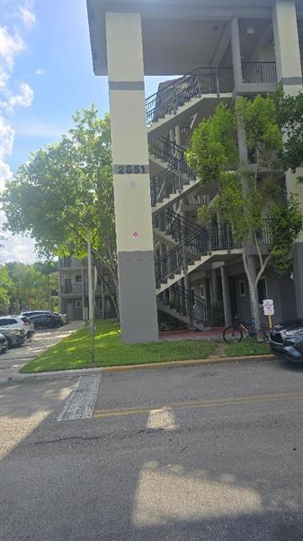 Building Photo - 2851 Riverside Dr