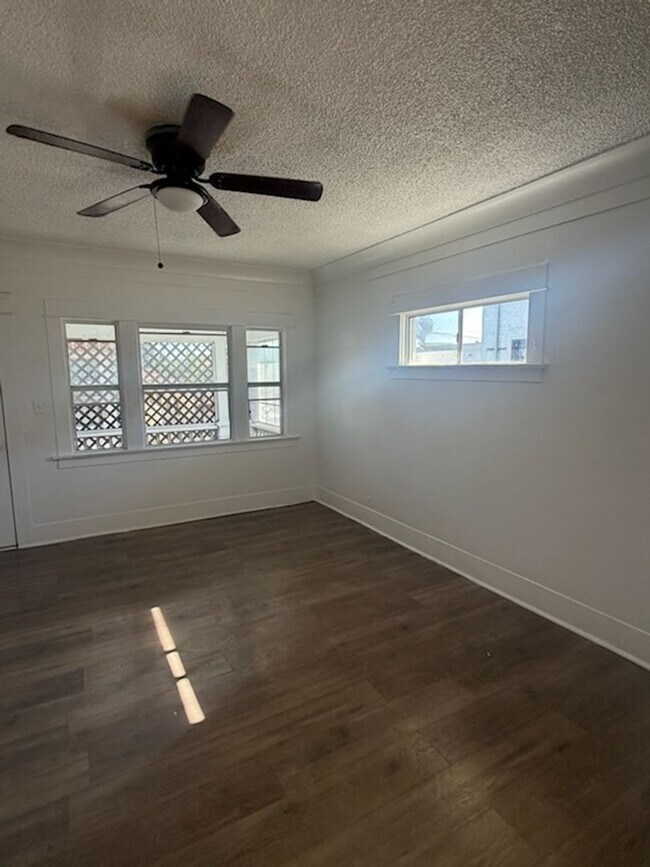 Foto del edificio - 833 W 42nd Pl