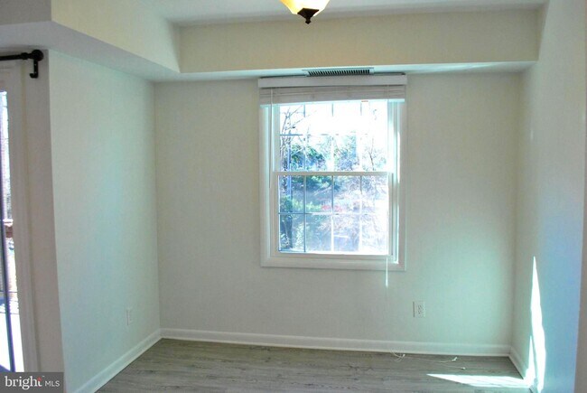 Building Photo - 3874 Lyndhurst Dr