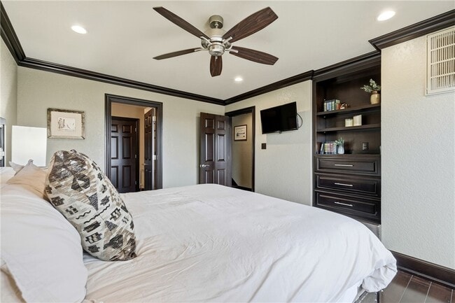 Building Photo - 14805 Dutchmans Dr