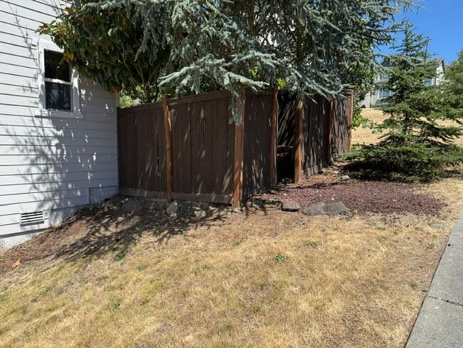 Foto del edificio - LOGAN RIDGE - Tri-Level 3 Bedroom 2.5 Bath