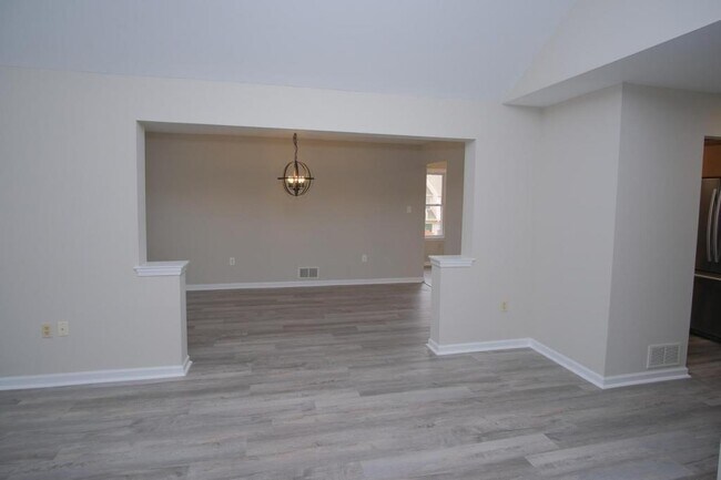 Building Photo - 195 Lindfield Circle