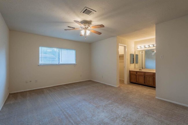 Building Photo - 10822 Fallbrook Dr