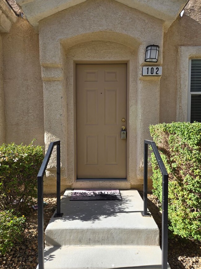 Building Photo - A Gorgeous 2 Bedroom Townhome in SW. Las V...