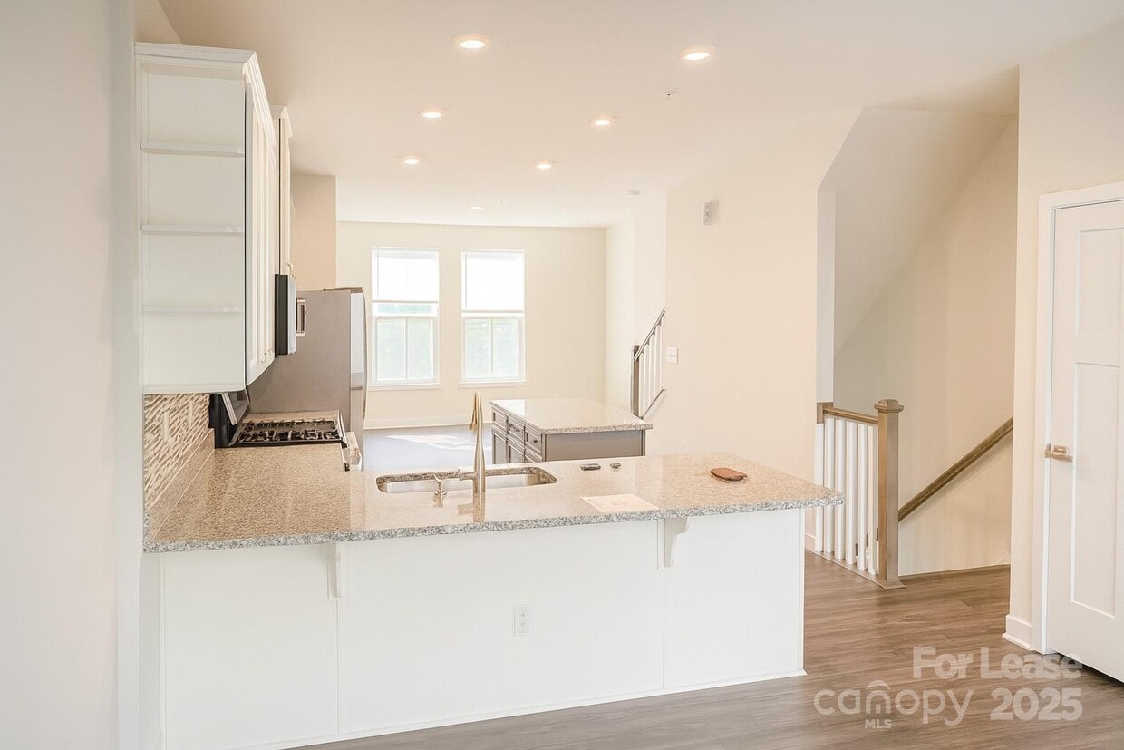 Foto principal - 444 W Tremont Ave