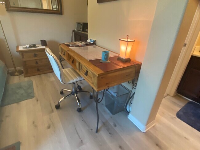 Nuevo escritorio y silla - 835 Alta Rdg