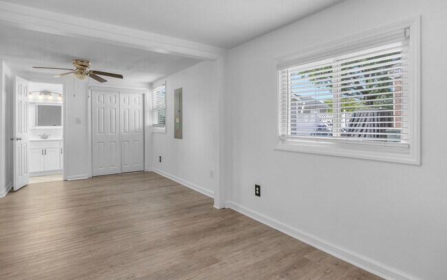 Foto del edificio - 8308 Nathan Ave