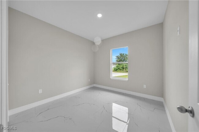 Foto del edificio - 543 McArthur Blvd