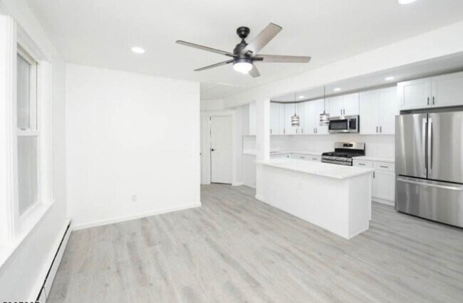 Building Photo - 905 85th St