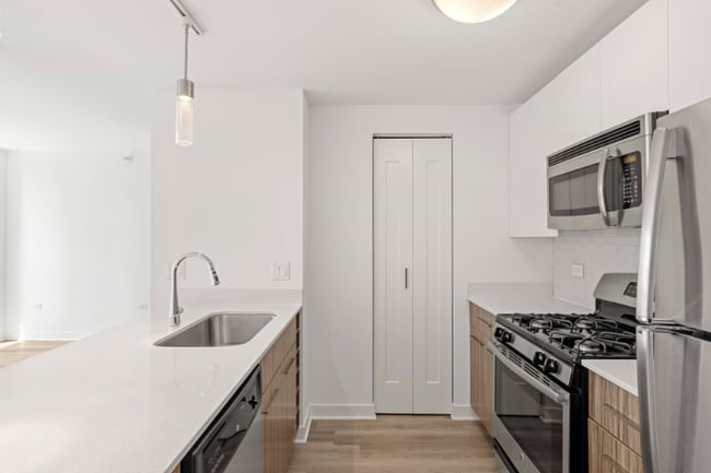 Photo - 3 W Wolf Point Plaza Apartment