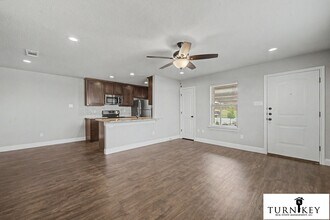 Building Photo - 142-144 Crossbow Ct