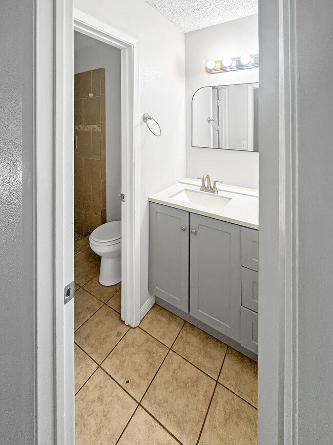 Foto del edificio - Spacious 3-Bedroom Home on Corner Lot – Av...