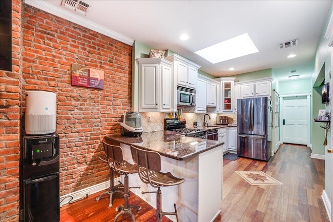 Building Photo - 352 7th St