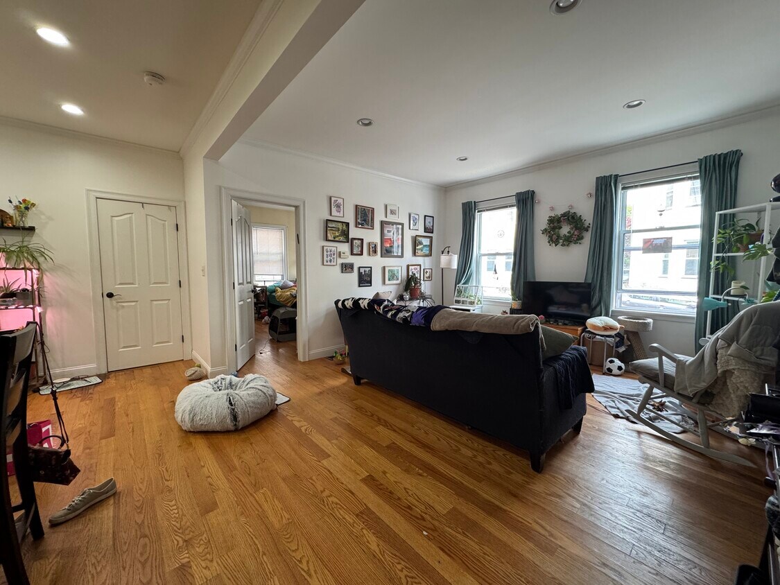 Primary Photo - 20 Armstrong St