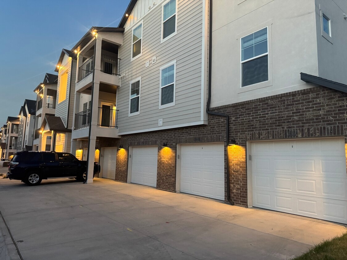Primary Photo - 874 N Hemsworth Way