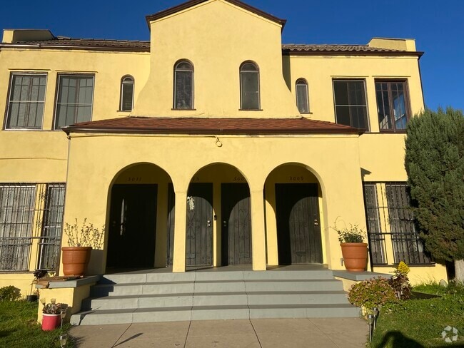 Building Photo - 3009 Kenwood Ave