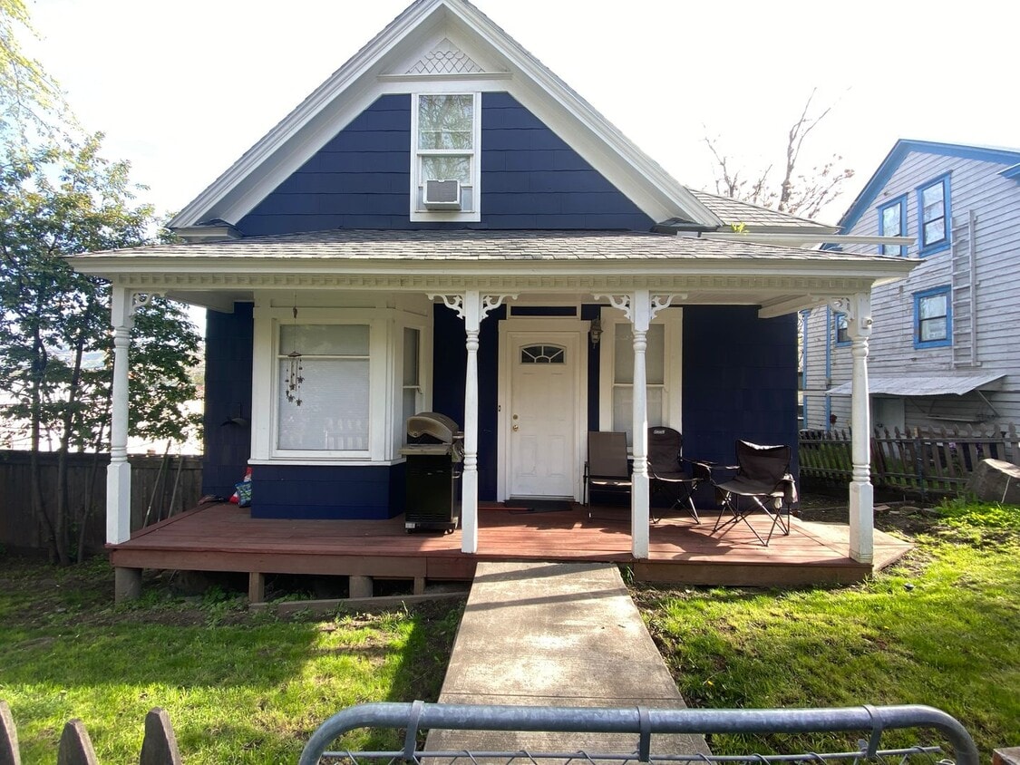 Primary Photo - Stylish 3 Bedroom | 2 Bath Duplex in The D...