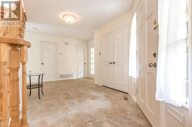 Photo du bâtiment - 70 Mossgrove Trail