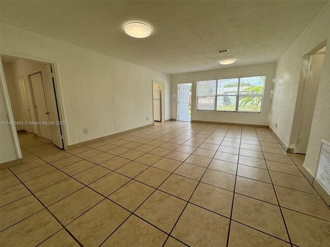 Foto del edificio - 121 NE 170th St