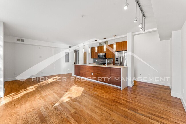 Building Photo - Spacious Condo with Patio and Parking