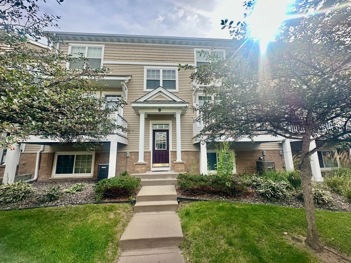Primary Photo - Gorgeous X-Large 4 Bedroom Townhome in Maplewood!