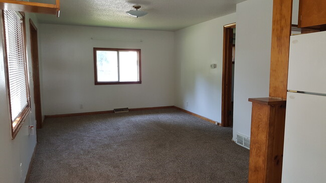 Building Photo - Cute 2 Bedroom Home