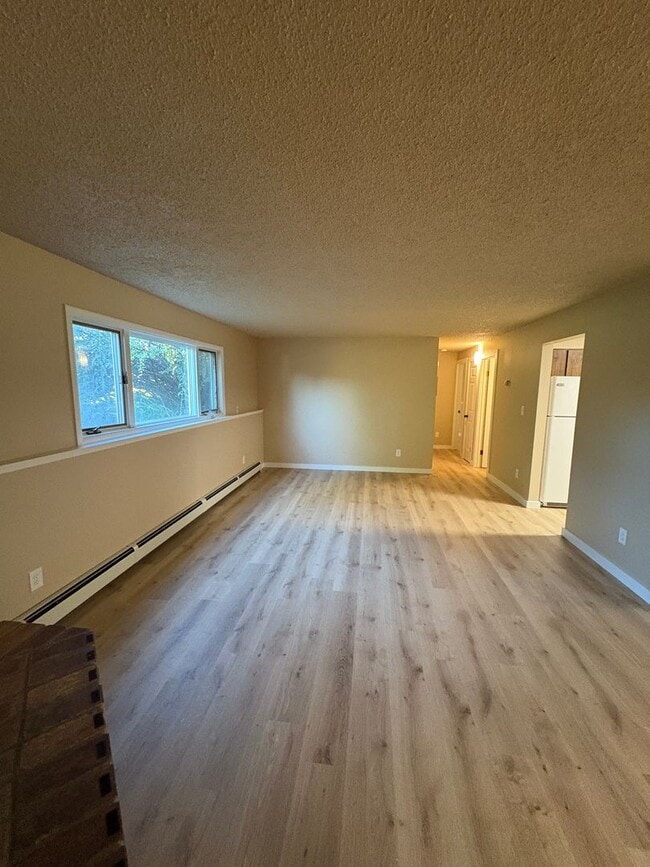 Foto del edificio - 2 Bed 2 bath off Durston Rd- Brand New Flo...