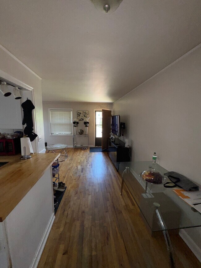 Foto del edificio - 1819 E 46th St