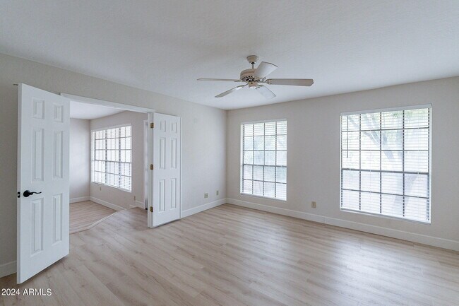 Foto del edificio - 7800 E Lincoln Dr