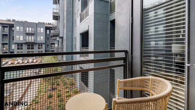 Foto del edificio - 5005 Galleria Dr
