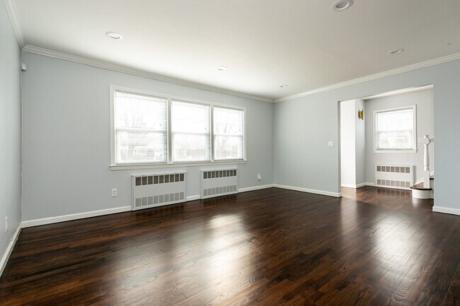 Building Photo - 204 New Hyde Park Rd