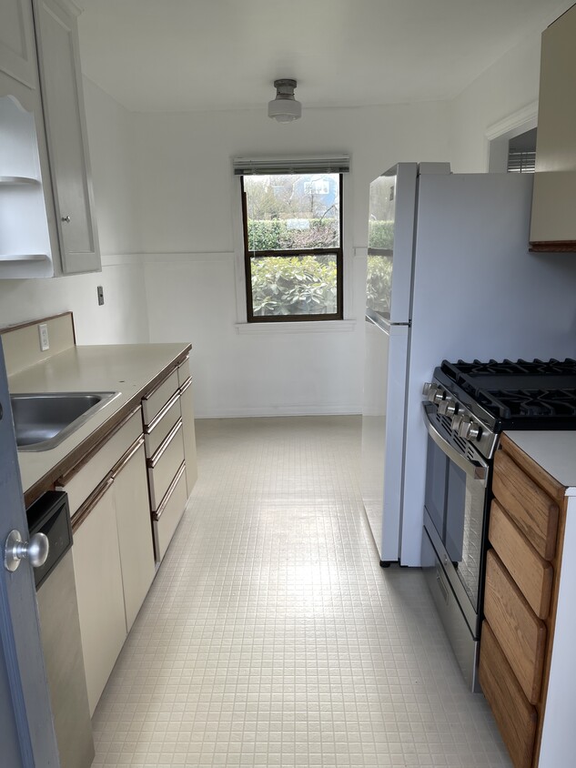 Kitchen & Dining Area - Admiral Way Apartments