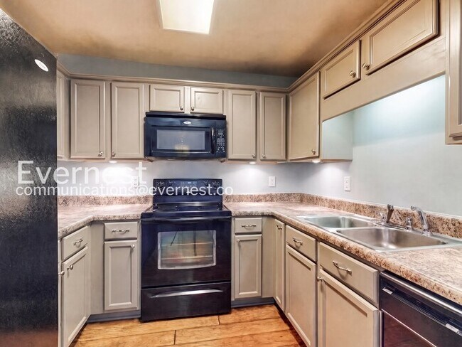 Foto del edificio - 3-Bed/3-Bath Townhome/Available Soon!