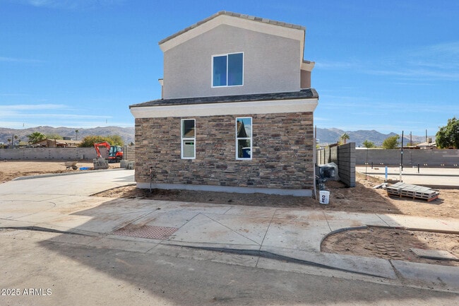 Building Photo - 921 E Desert Ln