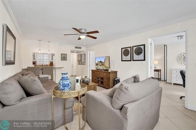 Building Photo - 9450 Live Oak Pl