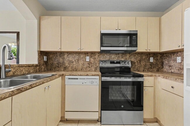 Building Photo - 626 SW 106th Ave