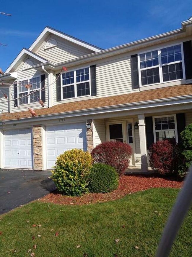 Building Photo - 1725 W Chrysler Dr