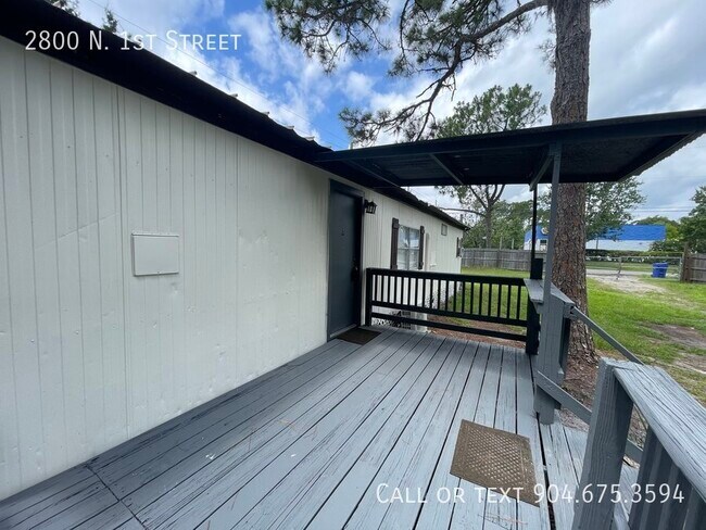 Building Photo - Manufactured Home on LARGE lot close to Do...