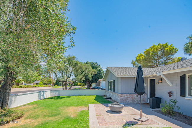 Building Photo - 5749 E Calle Del Paisano