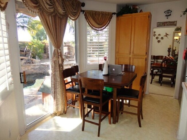 Building Photo - Luxurious 5 + 3 Pool/View Home Castaic