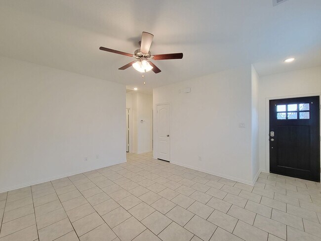 Building Photo - Discover this charming single-story home, ...