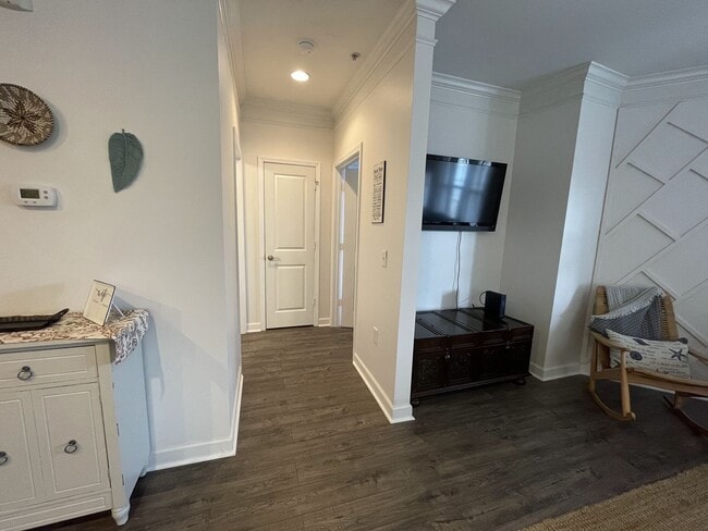 Building Photo - NEWLY LOWERED PRICE!  Recently renovated condominium in the well sought-after Crow Creek subdivis...