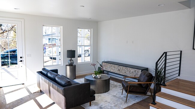Building Photo - Hollywood Luxury Living