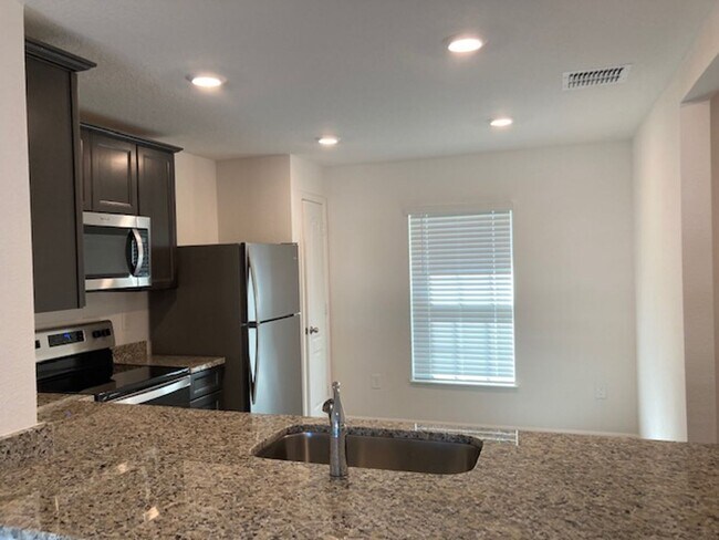 Foto del edificio - Like New 3/2/2 house with a screened in porch.