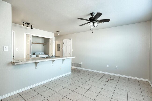 Building Photo - 107 Castleberry Ct