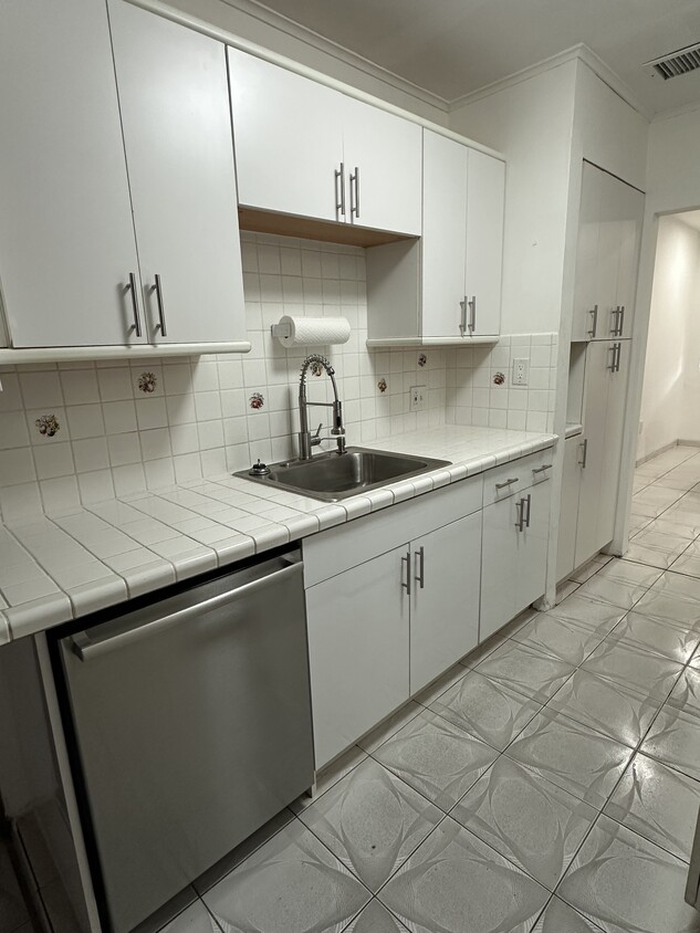 Photo - 811 NE 2nd Pl (Hialeah, FL)